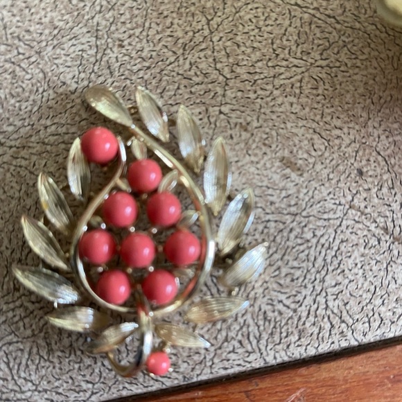 Jewelry - Brooch vintage coral colored stones or beads on gold colored metal